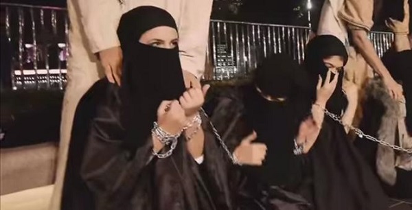داعش‎ها دختران عراقی را مقابل چشم خانواده شان می دزدند