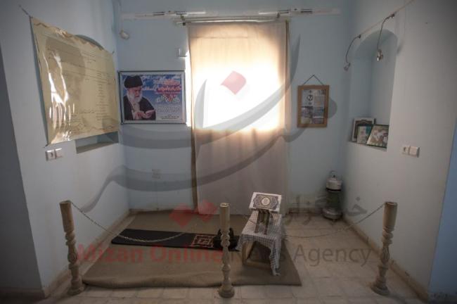 بازدید وزیر بهداشت از منزل مقام معظم رهبری در ایرانشهر در زمان تبعید+عکس