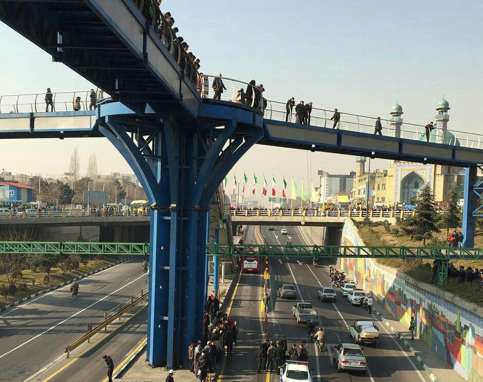 سقوط یک دختر جوان 25 ساله از پل میدان رسالت، منجر به مرگ وی شد