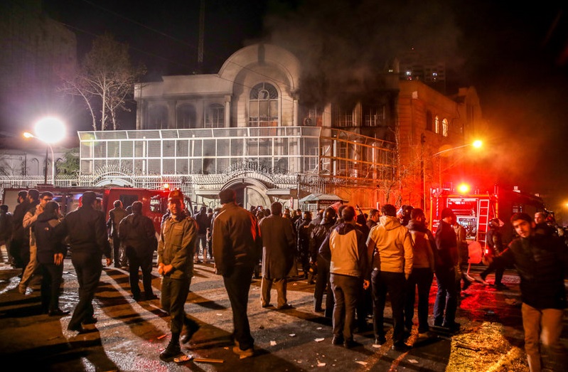 آتش سوزی سفارت عربستان+تصاویر/ علت مشخص نیست؛ پرتاب  کوکتل مولوتف از سوی تجمع کنندگان یا شیطنت سفارت نشینان