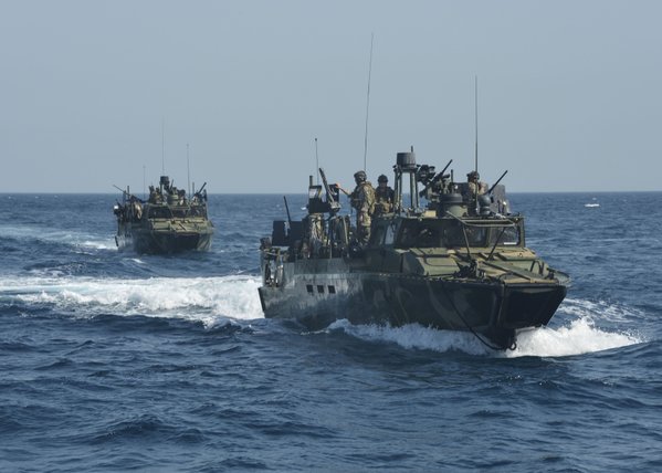 توقیف قایق آمریکایی در نزدیکی جزیره فارسی+عکس/ سپاه 10 نظامی آمریکایی را دستگیر کرد