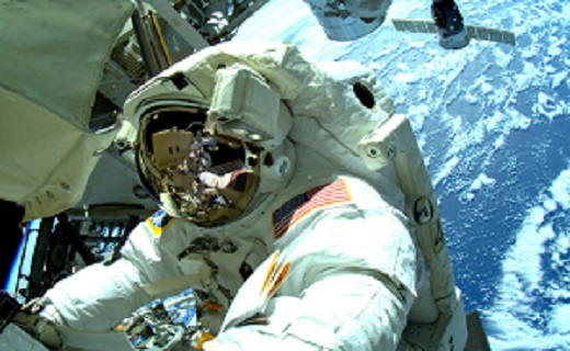 توقف پیاده روی کیهانی به دلیل جمع شدن آب در کلاه فضانورد