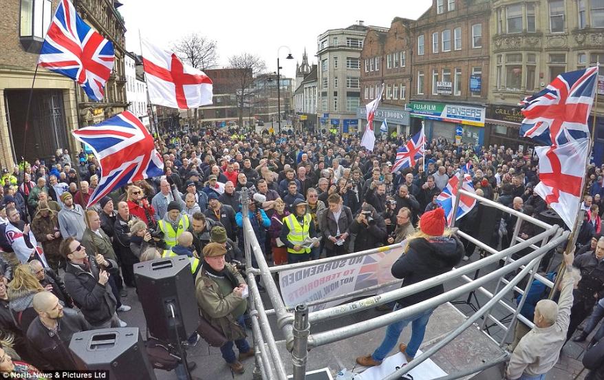 جنوب شرقی انگلیس صحنه تظاهرات موافقان و مخالفان مهاجرت شد