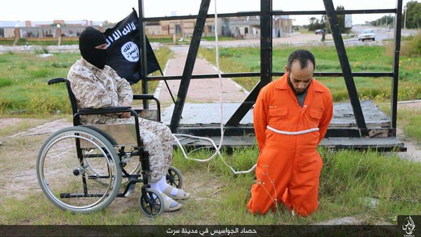 داعش یکی از اعضایش را به اتهام جاسوسی به صلیب کشید (16+)