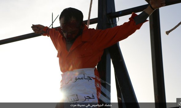 داعش یکی از اعضایش را به اتهام جاسوسی به صلیب کشید (16+)