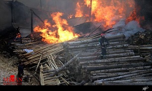 آتش‌سوزی گسترده در انبار چوب قلعه حاج موسی / مصدومیت یک آتش نشان