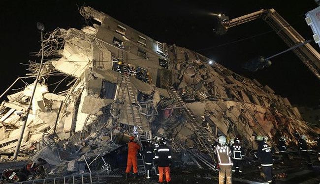 زلزله شدید برج‌های تایوان را واژگون کرد+ تصاویر