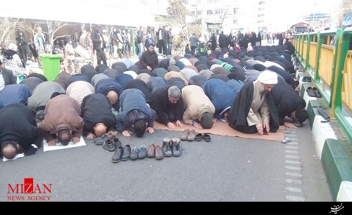 اقامه نماز ظهر و عصر راهپیمایان در خیابان فلسطین