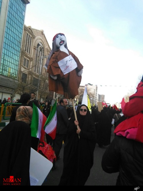 حاشیه نگاری راهپیمایی 22 بهمن/ از سلفی گرفتن مردم تا وعده حضور حداکثری در انتخابات