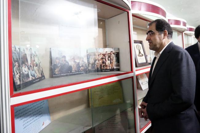 دیدار وزیر بهداشت با همرزمان شهیدش در یادمان هویزه+عکس