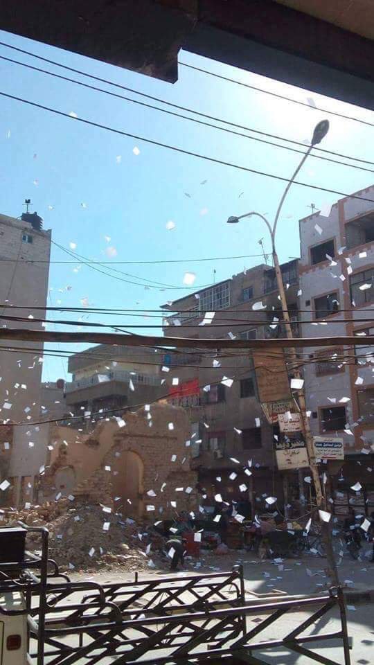 بارش اعلامیه‌های ارتش سوریه در شهر تحت تصرف داعش + عکس