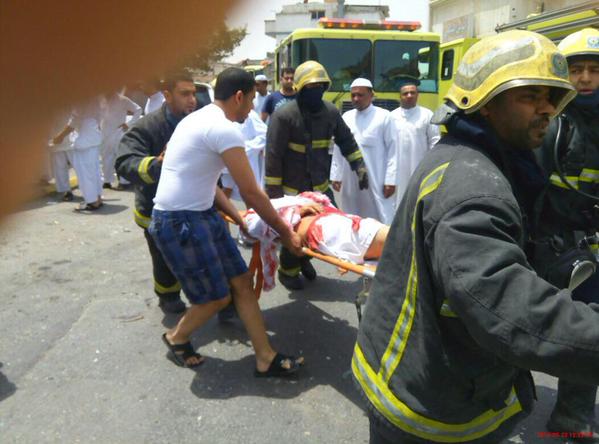 انفجار انتحاری در مسجد شیعیان عربستان+تصاویر