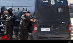 اوضاع متشنج در پایتخت تونس/ افراد مسلح با پلیس تونس درگیر شدند