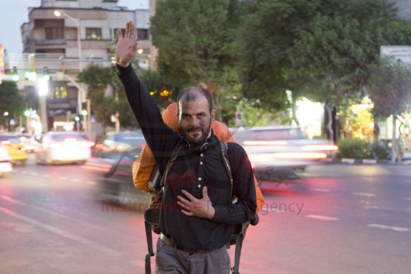 تراشیدن سنگ مزار در شهرها برای تامین هزینه کربلا/4 ماه پیاده روی برای رفتن به زیارت امام حسین(ع)