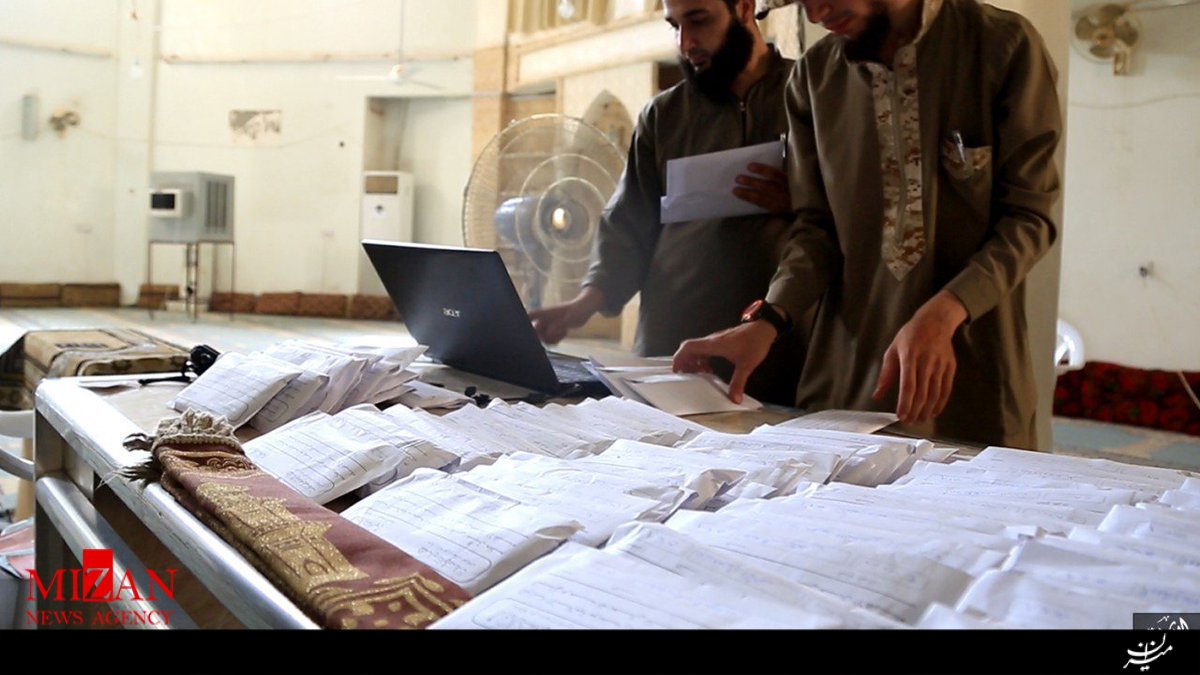 داعش مدعی توزیع رایگان پول در رقه شد! +عکس