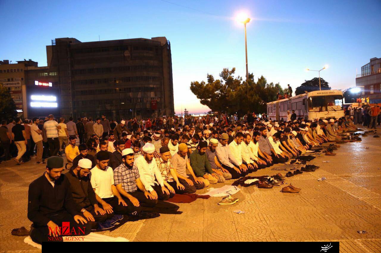 حضور مردم استانبول تا صبح در خیابان/مردم در خیابان نماز صبح را خواندند (+عکس)