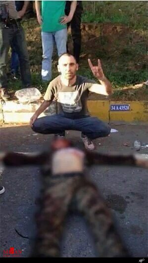 عکس یادگاری شهروند ترکیه‌ای با جسد کودتاگر!