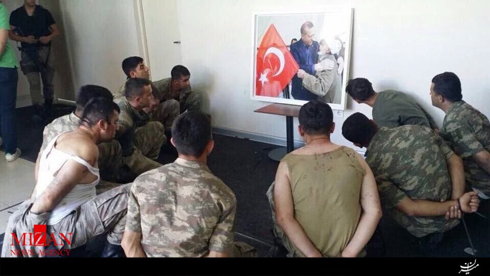 کودتاگران ترکیه مجبور می شوند به تصویر اردوغان زل بزنند! + تصویر