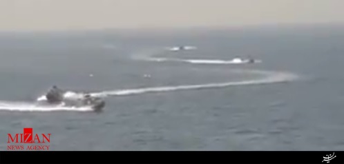 نزدیک شدن 4 قایق تندروی ایرانی به ناو آمریکایی در تنگه هرمز + تصاویر