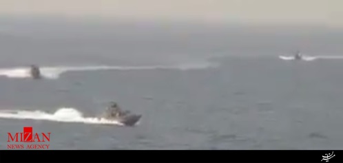 نزدیک شدن 4 قایق تندروی ایرانی به ناو آمریکایی در تنگه هرمز + تصاویر