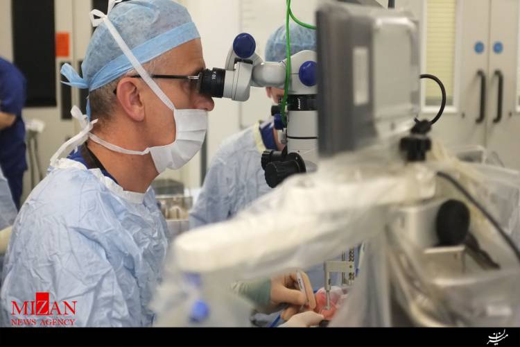 اولین جراحی چشم با کمک ربات در انگلستان انجام شد+عکس
