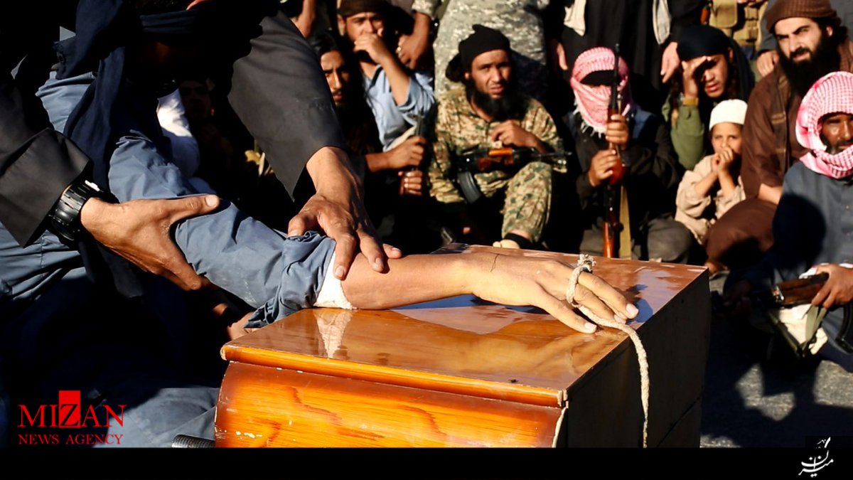 جلادان داعش در حماه دست فردی را از بدنش جدا کردند+عکس