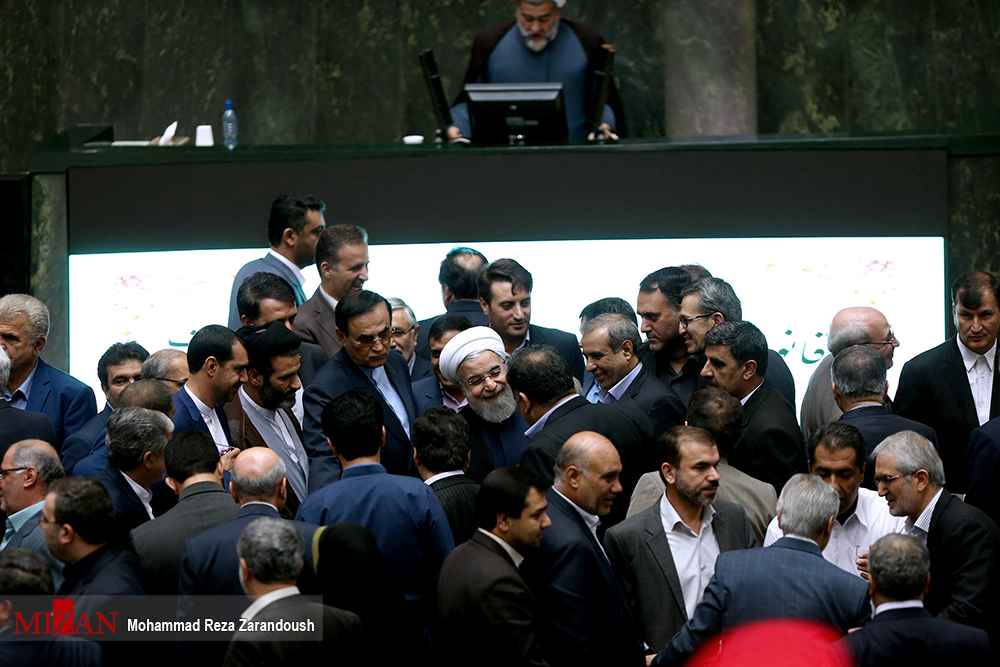 انتقاد نماینده لنگرود از توزیع نامه در صحن مجلس/ روحانی: دولت یازدهم با مشکلات زیادی مواجه بود