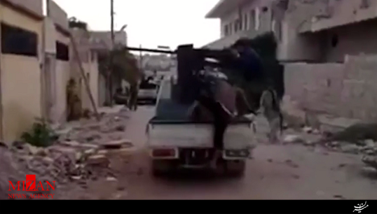 کله‌پا شدن ذلت‌بار یک داعشی از روی خودروی تیربارچی + فیلم