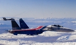 نمایش هوایی شوالیه‌های روسی با 5 فروند سوخوی 27 در جزیره کیش
