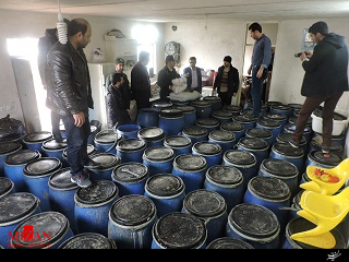 کشف بیش از 12000 لیتر مشروبات دست ساز در سلطانیه + عکس