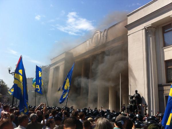 درگیری و انفجار در مقابل پارلمان اوکراین 100زخمی برجای گذاشت