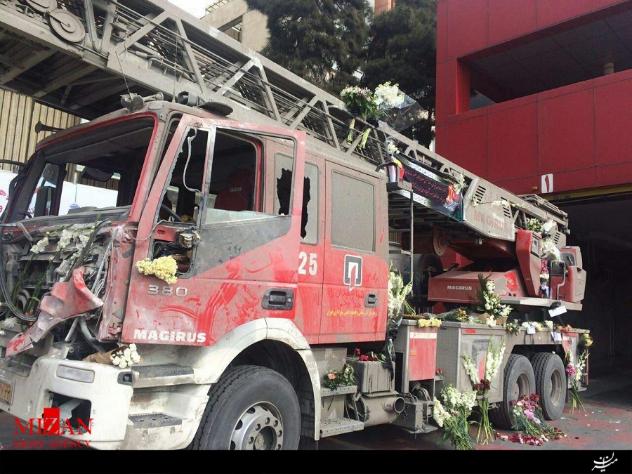عکس/ گل‌باران ماشین‌ آتش‌نشانی آسیب دیده در حادثه پلاسکو