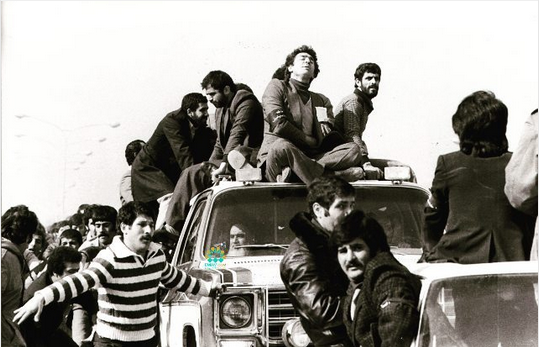تصویر دیده‌نشده از امام خمینی(ره)در اتومبیل بِلِیزر در مسیر فرودگاه به سمت بهشت زهرا