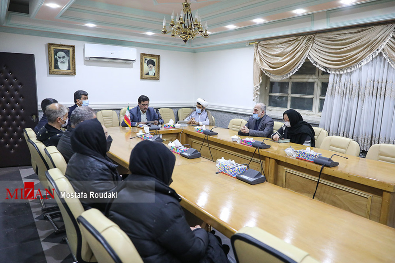 جلسه کمیته صلح و سازش که با حضور قاضی شهریاری و خانواده های غزاله شکور و آرمان عبدالعالی در محل زندان رجایی شهر تشکیل شده بود.