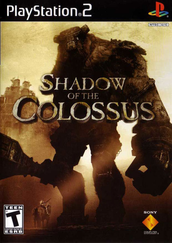۱. Shadow of the Colossus

در Shadow of the Colossus بازیکن‌ها هدایت یک پسر جوان را به عهده می‌گیرند و با غول‌هایی که از نظر جثه واقعا غول هستند مبارزه می‌کنند. مهمترین ویژگی‌ این بازی عظمت دشمنانش است که به زیبایی در تصویر روی جلد آن نشان داده می‌شود. یک «کلوسوس» تنومند که با نگاهی خیره به قهرمان بازی و اسبش چشم دوخته است. احتمالا کسی که اولین بار این تصویر را ببیند از خود می‌پرسد که چگونه باید این موجود چندده متری را از پا درآورد؟