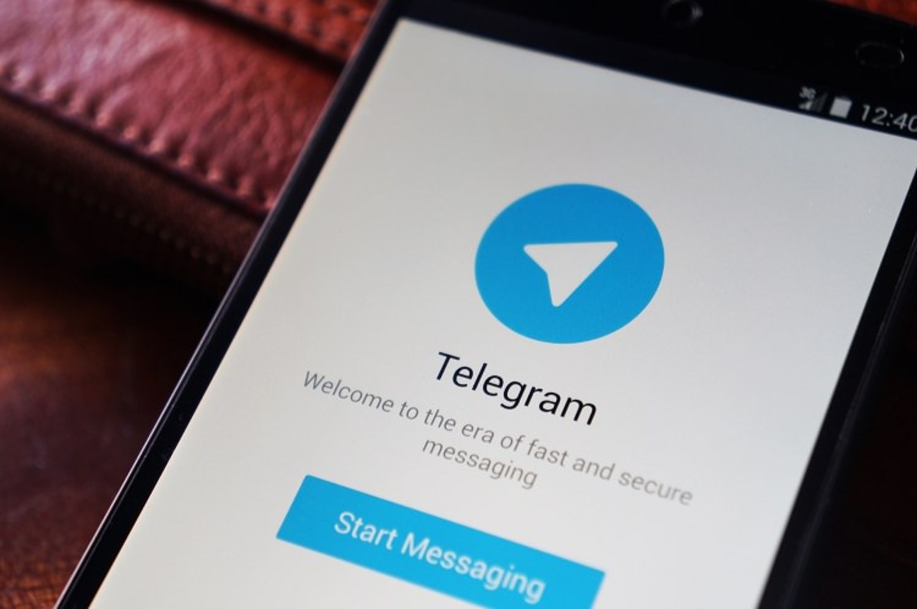 Telegram

این اپلیکیشن پیام‌رسان شناخته‌شده‌تر از آن است که نیاز به معرفی داشته باشد. هر گروه تلگرام می‌تواند تا ۵۰۰۰ نفر عضو داشته باشد و خیلی از مدیران برای ارتباط با مشتریان خود از این شیوه‌ ارتباطی استفاده می‌کنند.

قیمت: رایگان

دانلود: Desktop , Android , iOS