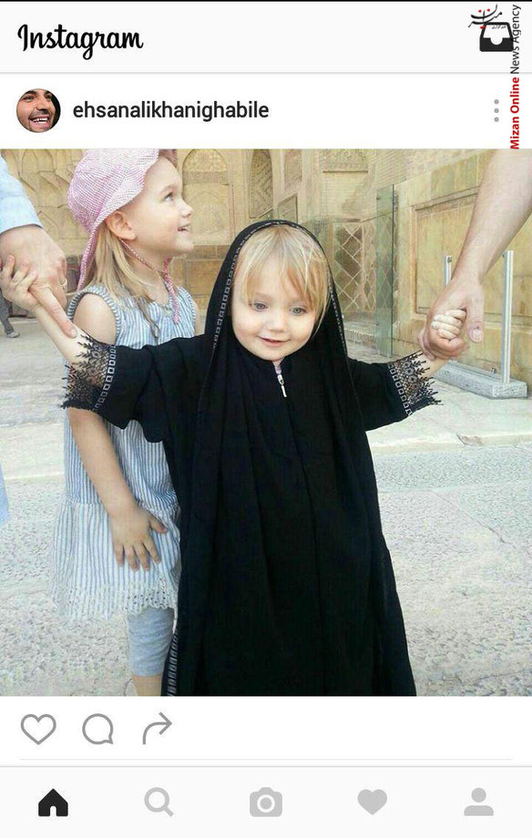 صفحه طرفداران احسان علیخانی، مجری تلویزیون نیز عکسی از دختر کوچولوی توریست فرانسوی در اصفهان منتشر کرد که چادر مشکی بر سر کرده است.