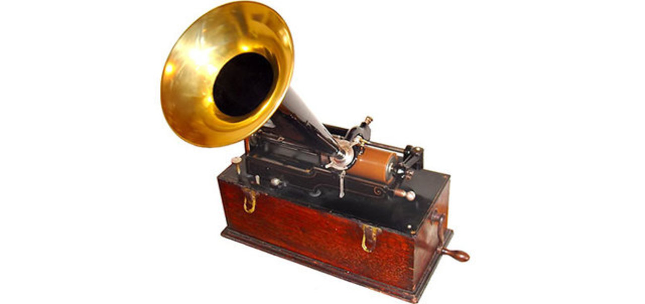 سیلندر گرامافون - سیلندر مومی گرامافون زمانی که برای اولین بار در سال 1877 توسط توماس ادیسون برای ثبت و ذخیره داده ساخته شد، اختراع جالبی بود.

این سیلندرهای مومی، مانند پروتو وینیل که در نهایت جایگزین آن‌ها شدند، کار می‌کردند. اما بدترین بخش این دستگاه این بود که چند بار پس از گوش دادن به اطلاعات ضبط شده، این سیلندرها غیرقابل استفاده می‌شدند. اکنون موزه‌ها در تلاش هستند تا این سیلندرهای شکننده را حفظ کنند.