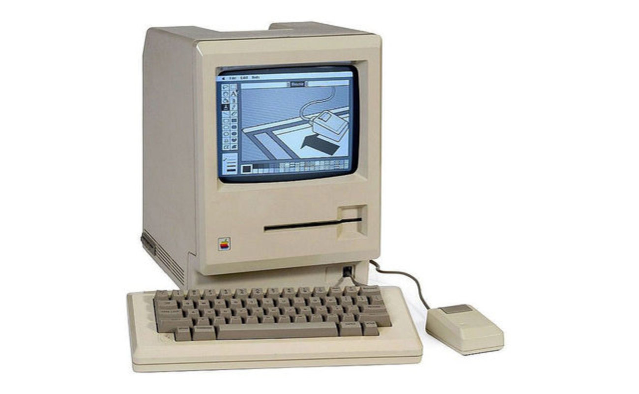 درایو Twiggy شرکت اپل - اگر چه درایو Twiggy که نام خود را از یک بازیگر انگلیسی گرفته، به عنوان یک پاورقی در تاریخ به شمار می‌رود، اما کاربرد آن در رایانه لیزای اپل اکنون یک افسانه قدیمی محاسبات است. ماجرا از این قرار است که تنها رایانه لیزا 1 به این سیستم منحصربفرد ذخیره مجهز بود و در سال 1984 تقریباً وارد اولین رایانه مک نیز شد. این درایو اما نسبت به فلاپی‌های 10 سانتی‌متری محبوب‌تر آن زمان غیرقابل اعتماد بود. در آن زمان شرکت اپل حتی در زمان رونمایی از رایانه لیزا 2 با درایو فلاپی، مجبور شد بروزرسانی‌های رایگان برای صاحبان لیزا 1 ارائه کند.