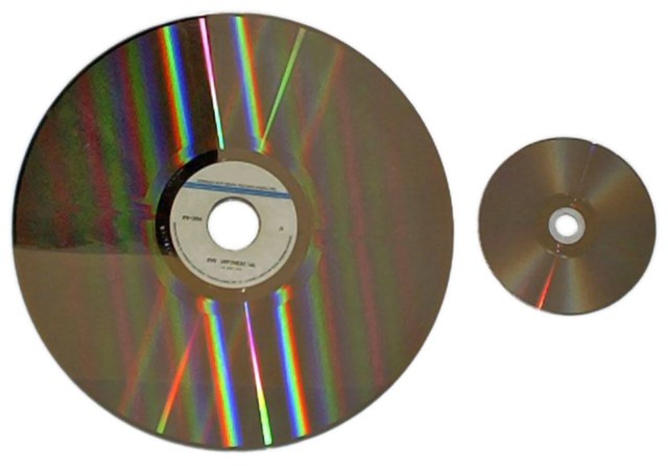 دیسک لیزری - دیسک لیزری یک رابط ظریف بود که در مقابل همتایان کوچکتر خود شکست خورد. اندازه این دیسک 227 گرمی باعث می‌شد تا ذخیره اطلاعات به یک کار سخت تبدیل شود. این سیستم همچنین اطلاعات بسیار کمی در حد 30 تا 60 دقیقه را ذخیره می‌کرد، از این رو برای ثبت یک فیلم باید از چند دیسک استفاده می‌شد. کیفیت محتوای این دیسک‌ها نیز به شدت به کیفیت دستگاه پخش بستگی داشت. در نهایت دستگاههای پخش دی‌وی‌دی این دیسک لیزری را کنار زدند.