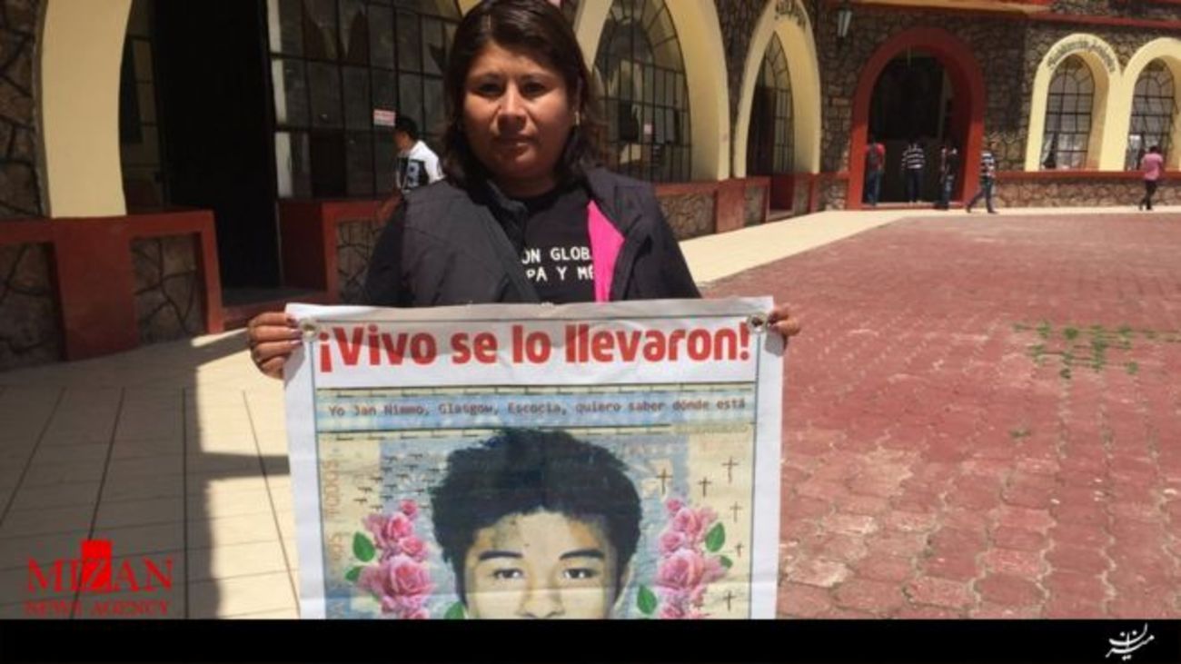 مادر یکی از دانشجویان مفقودی در سرکوب تظاهرات معترضین به سیاست های دولت در شهرآگولا مکزیک که بعد از 2سال هنوز امیدوار به یافتن فرزندش است