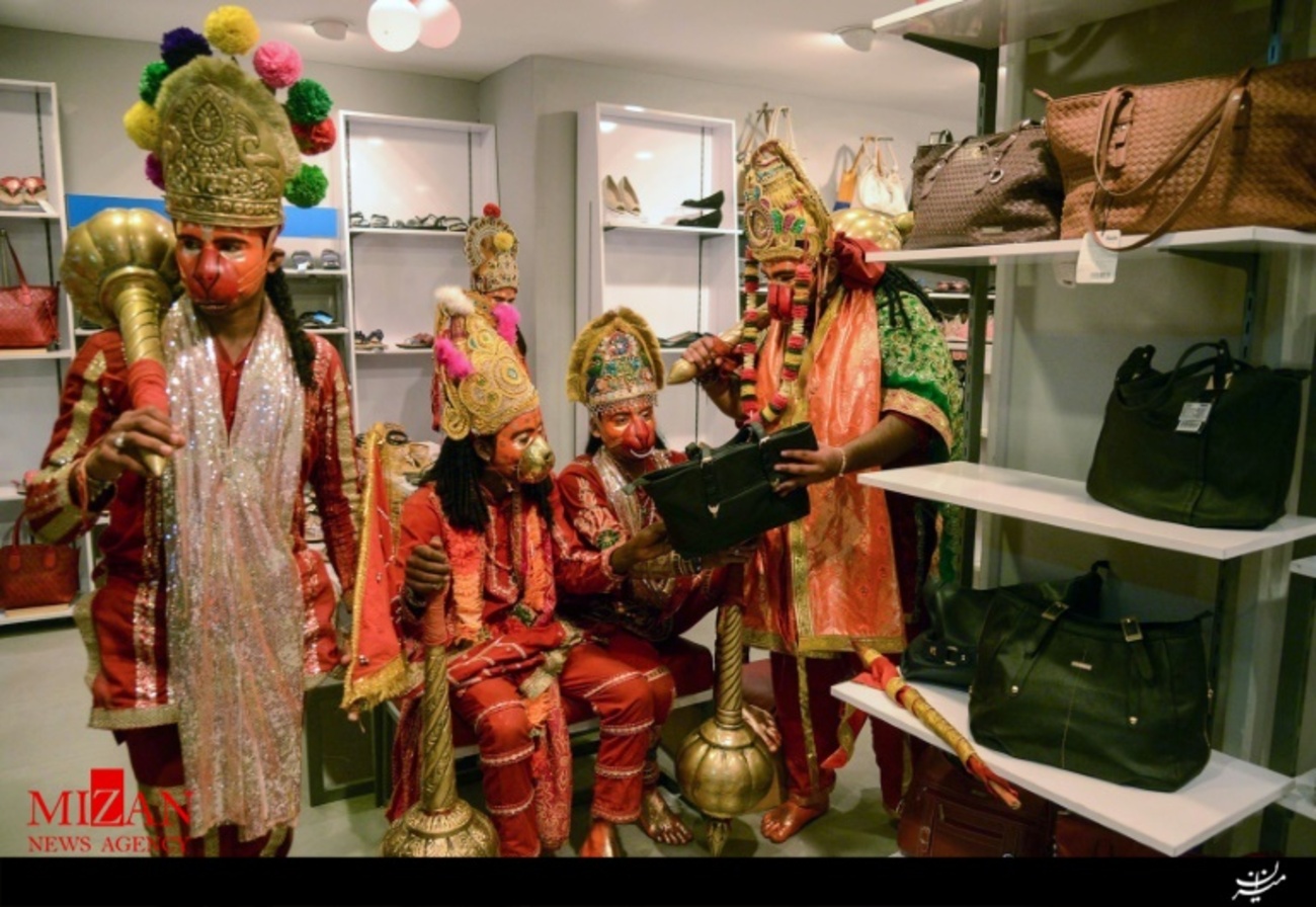 طرفداران هندو در یک مغازه لوکس پیش از آغاز جشنواره هندوها در Dussehra