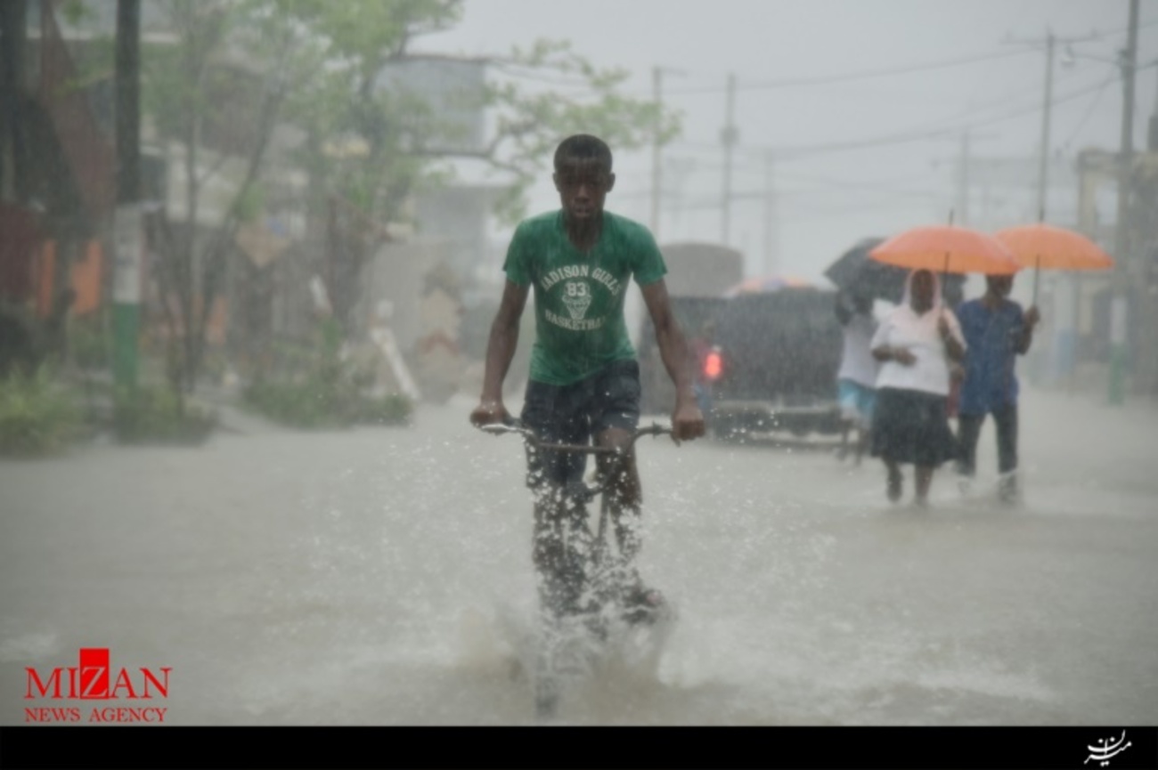 خیابان های آب گرفته از باران در طول طوفان گرمسیری در Les Cayes هائیتی