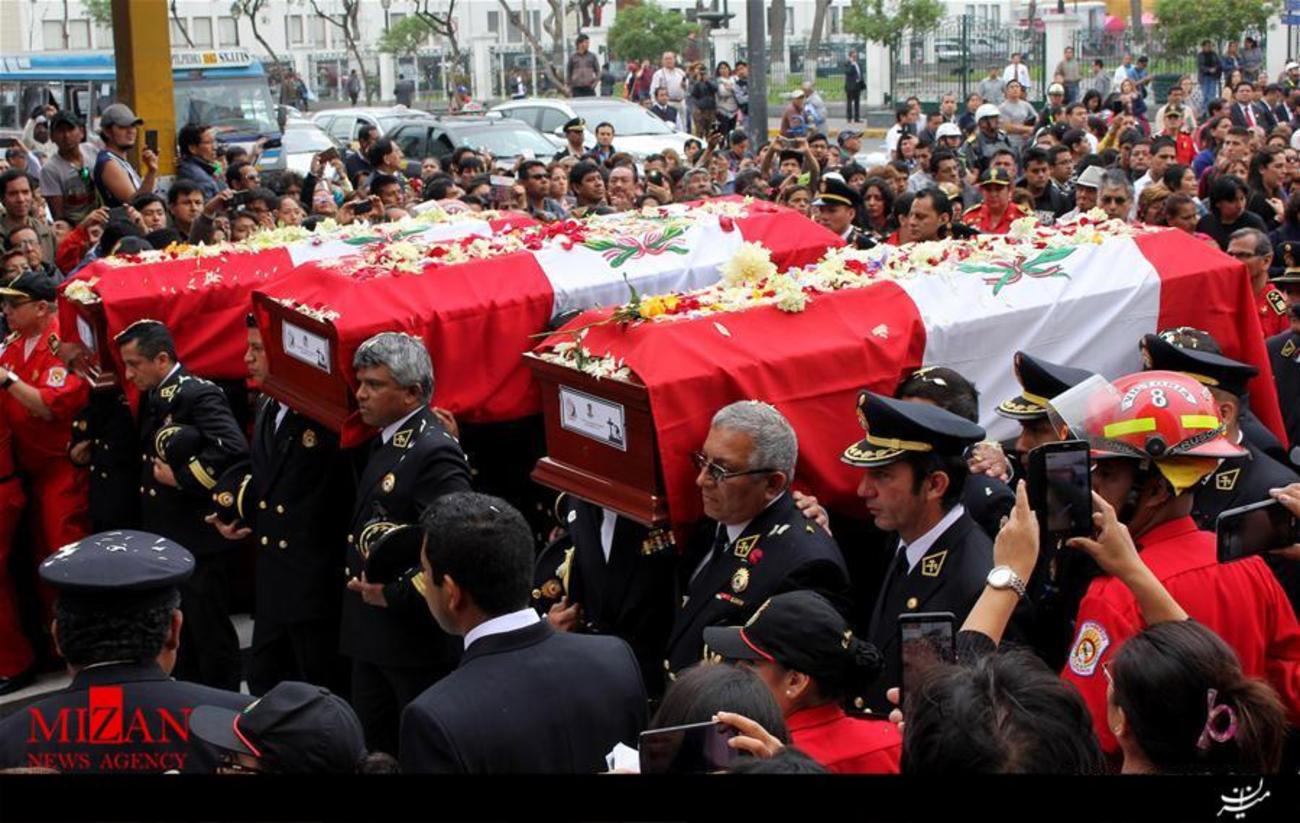 تشییع جنازه های سه آتش نشان که در یک آتش سوزی کارخانه کفش در لیما پرو کشته شدند