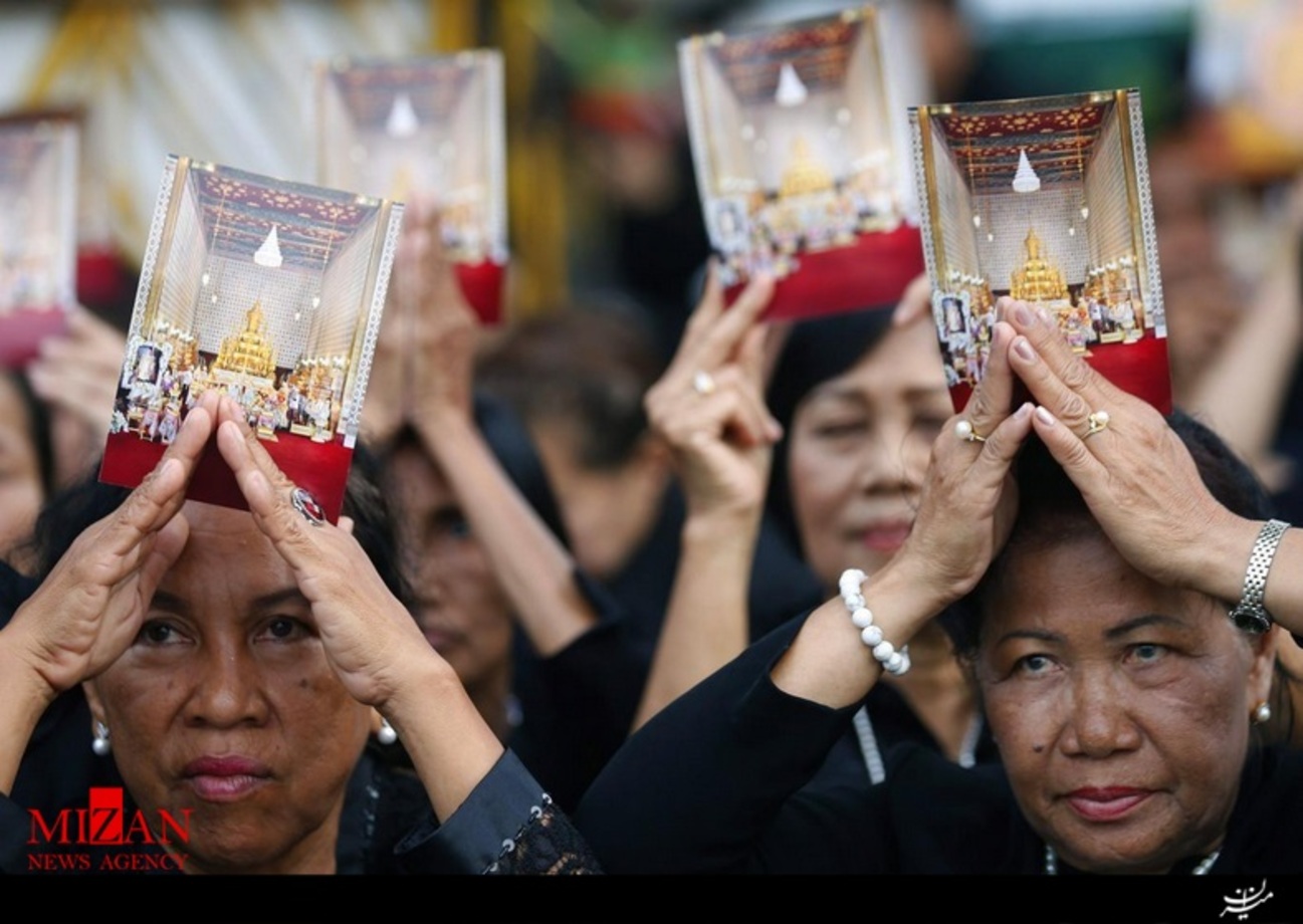 تجمع تایلندی ها برای یادبود پادشاه این کشور در بانکوک
