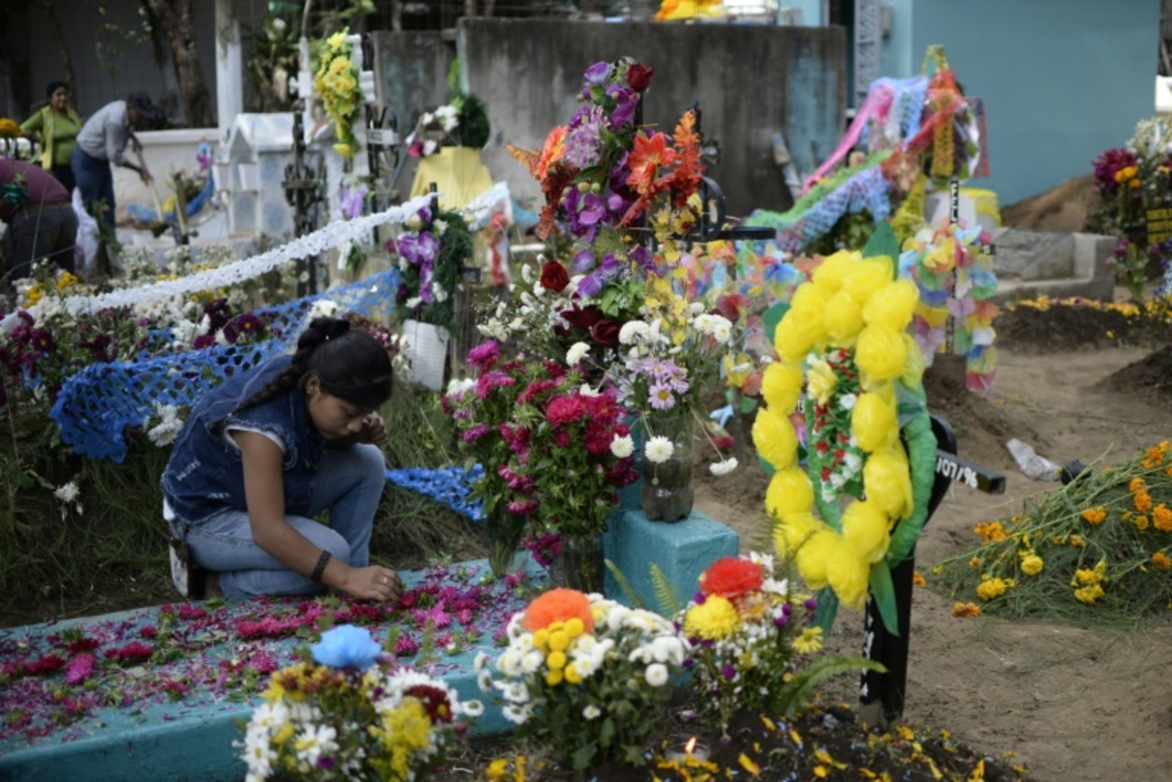 دختر گواتمالایی در قبرستان عمومی روستای نیوا در روز تقدیس مردگان 