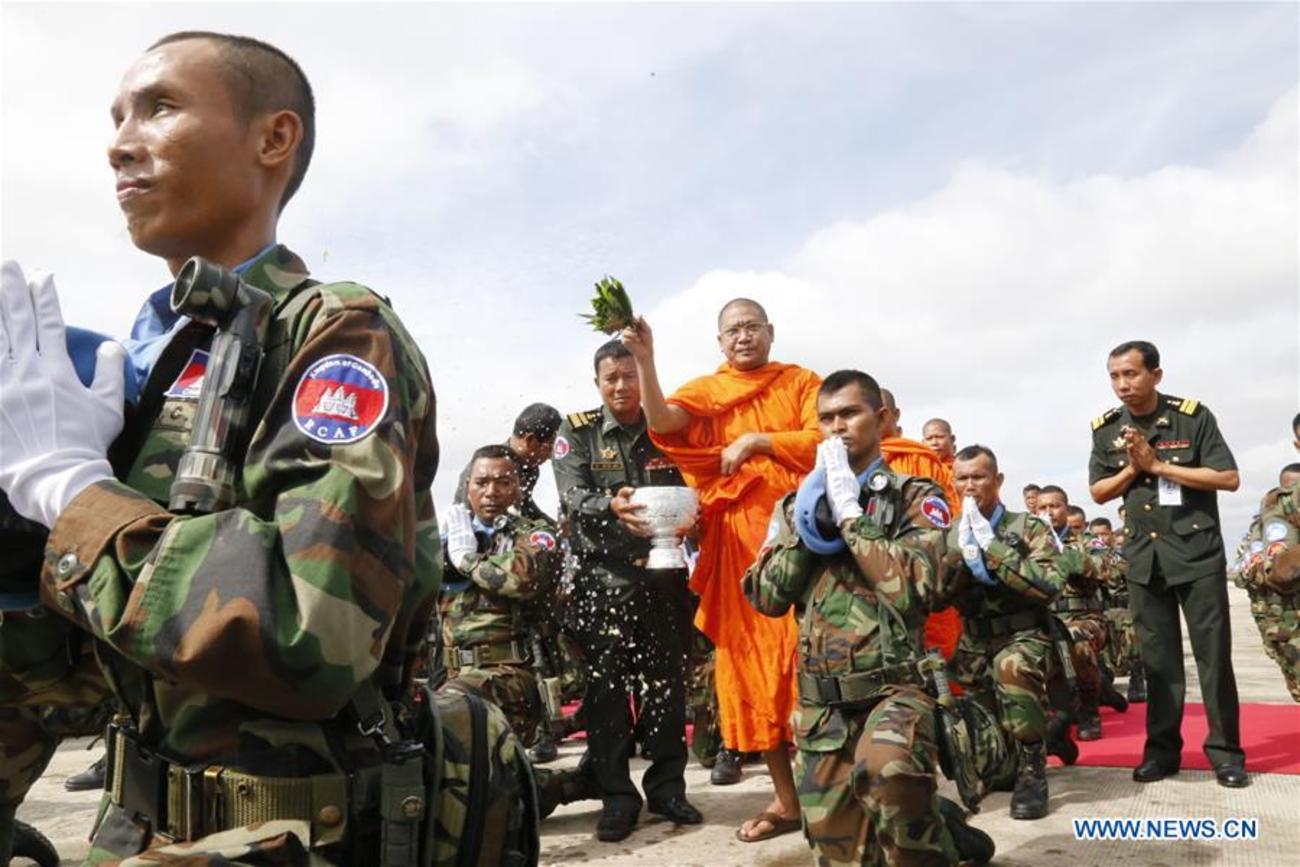 طلب برکت برای نیروهای حافظ صلح کامبوجی توسط راهبانی بودایی در پنوم پن