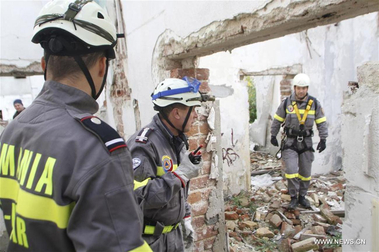 امدادگارن در ویرانه های یک زلزله فرضی در بخارست رومانی