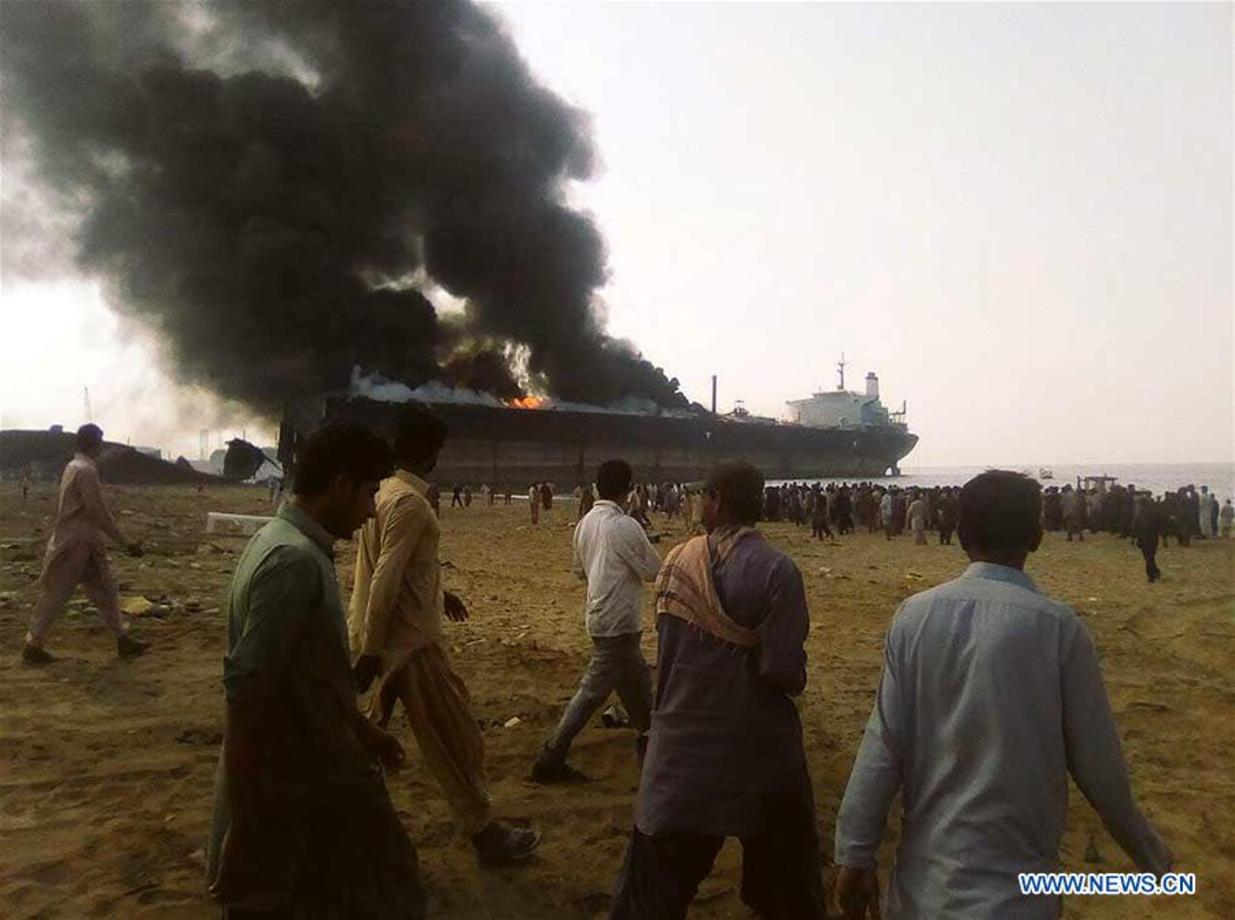 وقوع چند انفجار در یک کشتی نفتکش قدیمی در جنوب غربی پاکستان که منجر به کشته شدن 10 تن و زخمی شدن 50تن گردید