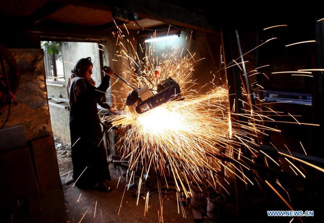رنیم صفدی زن فلسطینی در وست بانک نابلس که برای کمک به شوهرش در یک آهنگری کار می کند